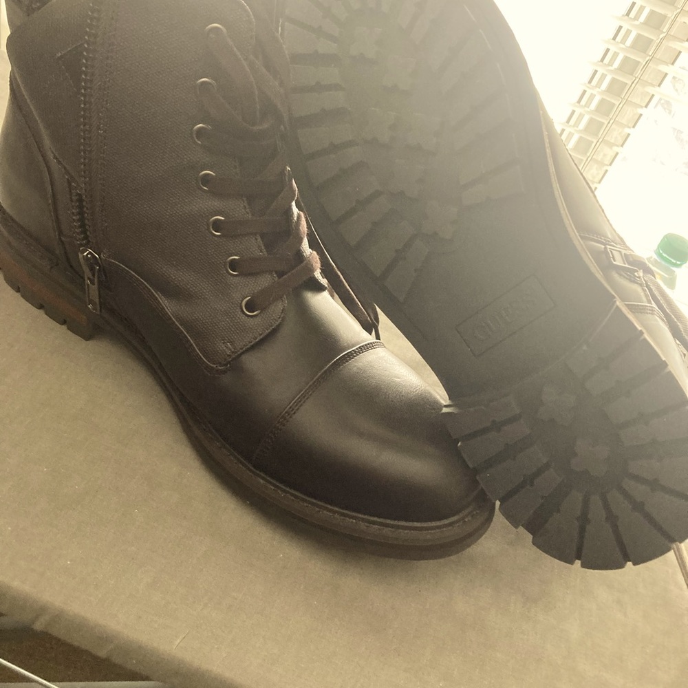 Mens Size 12 Guess Boots.